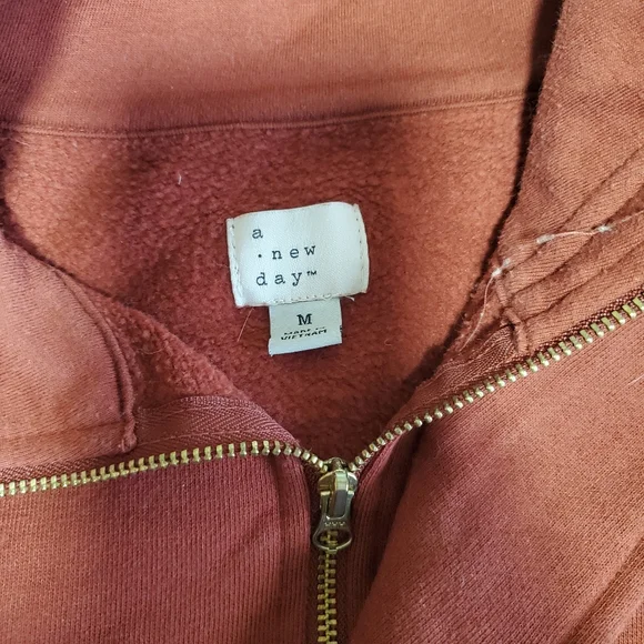 Universal Thread pullover - Picture 2 of 2